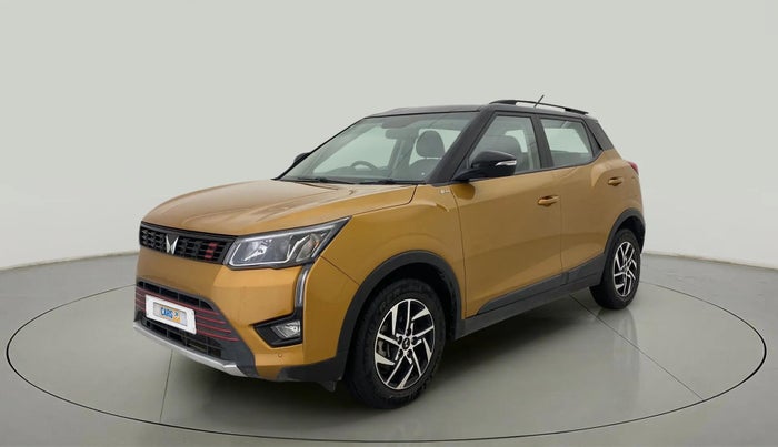 2022 Mahindra XUV300 W8(O) 1.2 PETROL DUAL TONE, Petrol, Manual, 11,812 km, Left Front Diagonal