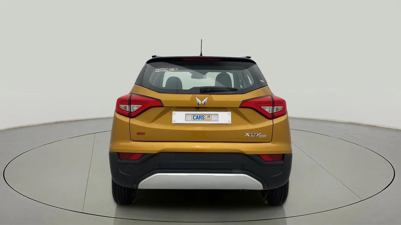 2022 Mahindra XUV300 W8(O) 1.2 PETROL DUAL TONE, Petrol, Manual, 11,812 km, Back/Rear