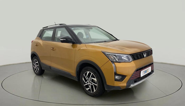 2022 Mahindra XUV300 W8(O) 1.2 PETROL DUAL TONE, Petrol, Manual, 11,812 km, Right Front Diagonal