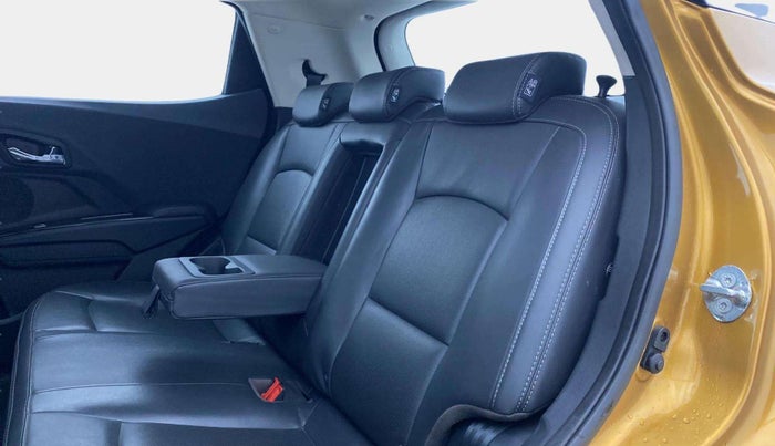 2022 Mahindra XUV300 W8(O) 1.2 PETROL DUAL TONE, Petrol, Manual, 11,812 km, Right Side Rear Door Cabin