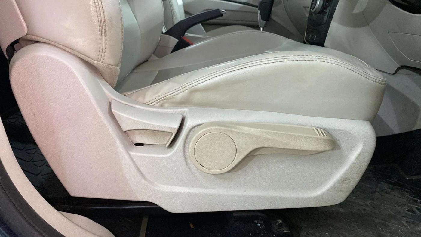 2021 Mahindra XUV300 W8 (O) 1.2 PETROL AMT, Petrol, Automatic, 48,417 km, Driver Side Adjustment Panel
