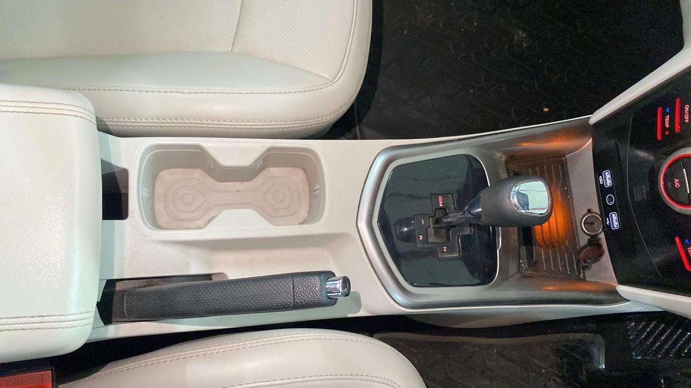 2021 Mahindra XUV300 W8 (O) 1.2 PETROL AMT, Petrol, Automatic, 48,417 km, Gear Lever