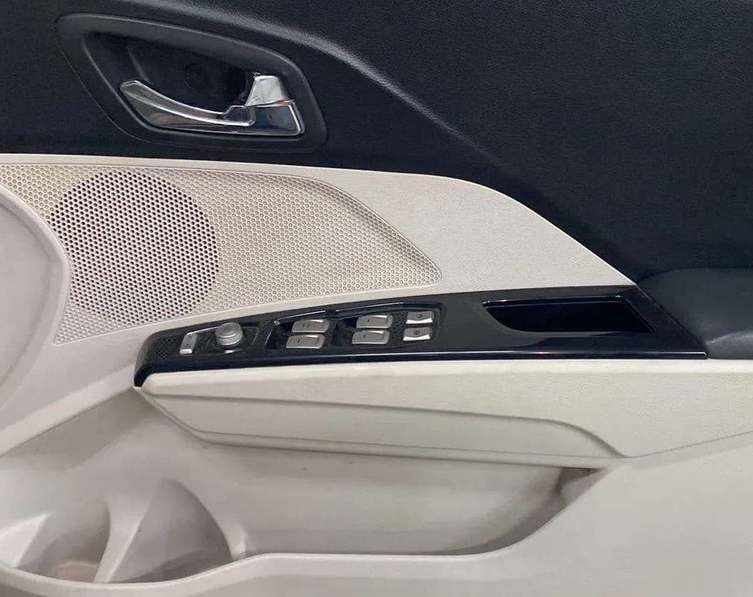 2021 Mahindra XUV300 W8 (O) 1.2 PETROL AMT, Petrol, Automatic, 48,417 km, Driver Side Door Panels Control