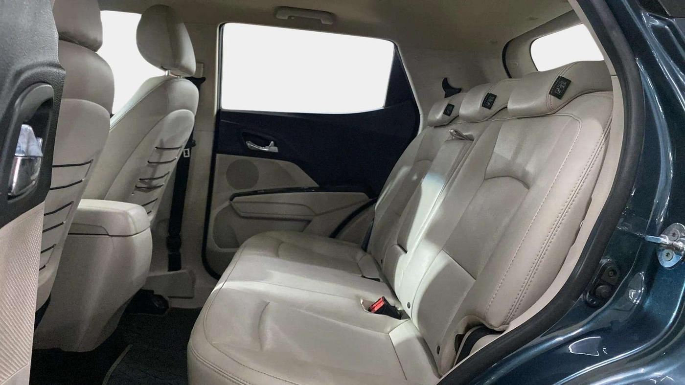 2021 Mahindra XUV300 W8 (O) 1.2 PETROL AMT, Petrol, Automatic, 48,417 km, Right Side Rear Door Cabin