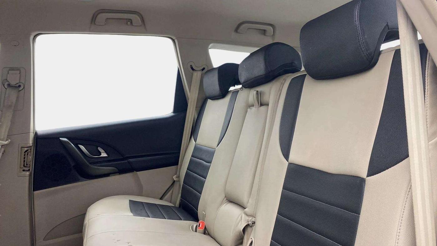 2016 Mahindra XUV500 W6, Diesel, Manual, 90,716 km, Right Side Rear Door Cabin