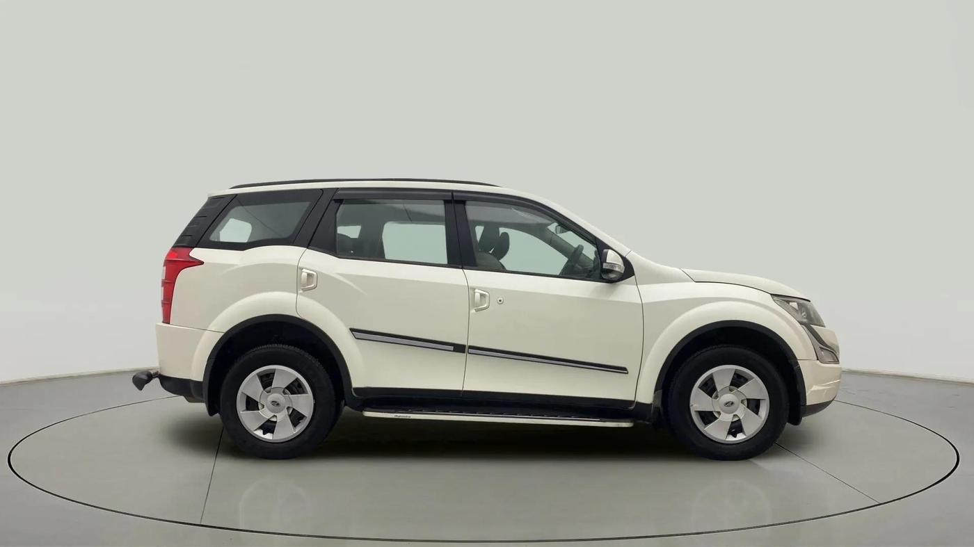 2016 Mahindra XUV500 W6, Diesel, Manual, 90,716 km, Right Side View
