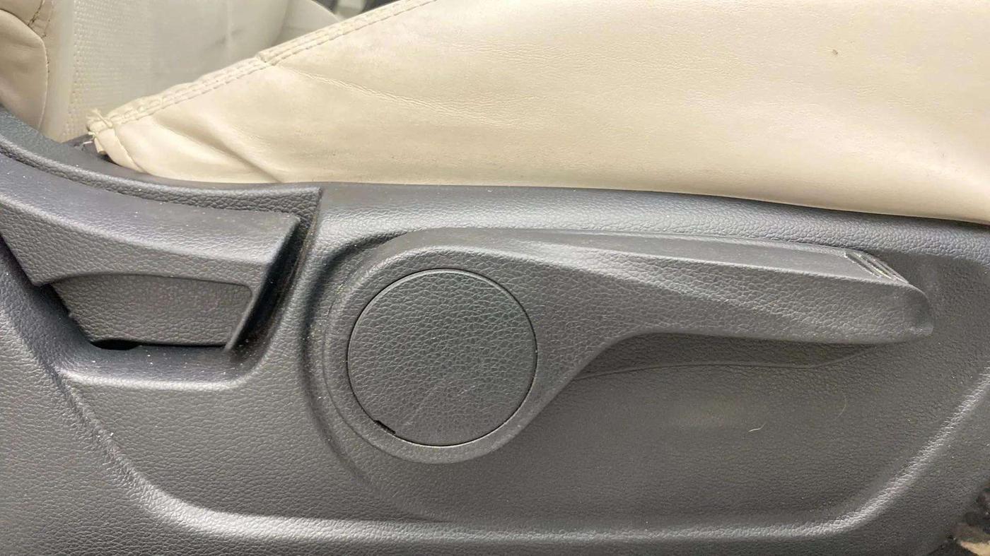 2021 Mahindra XUV300 W8 1.5 DIESEL, Diesel, Manual, 30,374 km, Driver Side Adjustment Panel