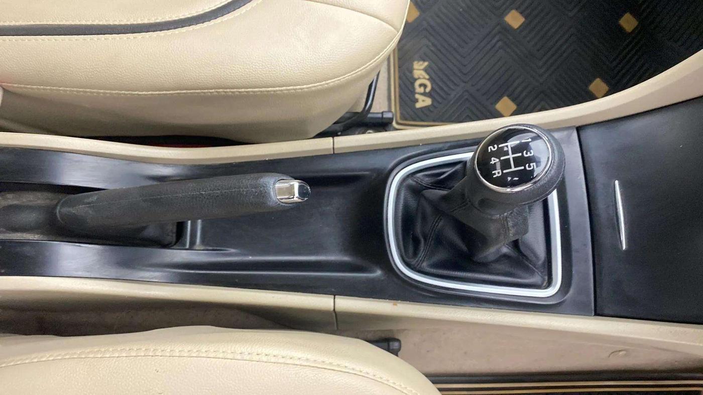 2016 Maruti Ciaz VXI+, Petrol, Manual, 72,592 km, Gear Lever