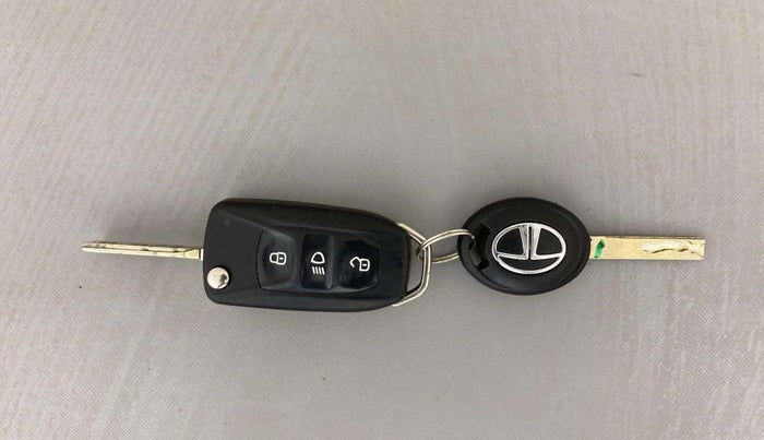 2020 Tata Tiago XZ PLUS DUAL TONE PETROL, Petrol, Manual, 16,510 km, Key Close Up