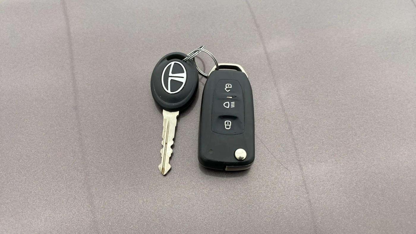 2017 Tata Tiago XZ PETROL, Petrol, Manual, 40,801 km, Key Close Up