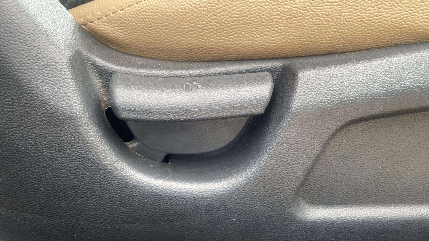 2019 Hyundai Elite i20 MAGNA PLUS 1.2, Petrol, Manual, 39,597 km, Driver Side Adjustment Panel