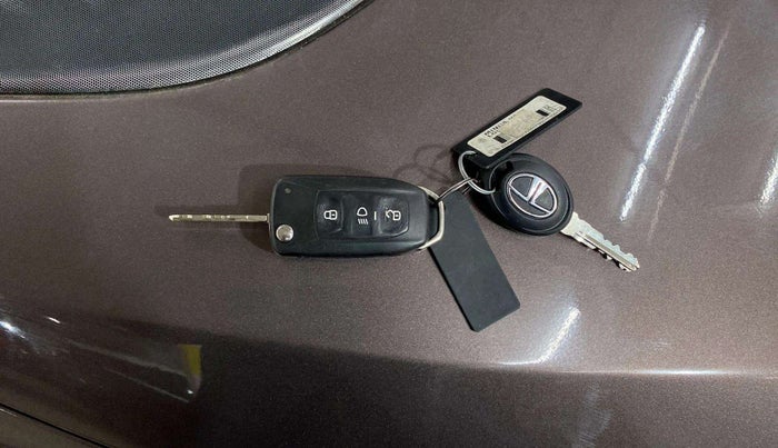 2016 Tata Tiago XT PETROL, Petrol, Manual, 40,815 km, Key Close Up