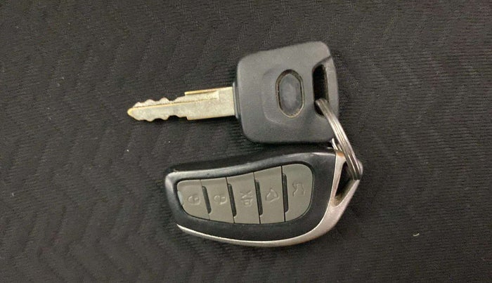 2019 Datsun Redi Go A, Petrol, Manual, 85,589 km, Lock system - Door lock knob has minor damage