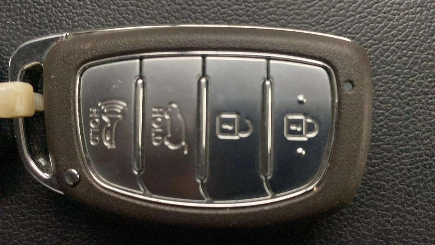 2021 Hyundai NEW I20  ASTA 1.0 TURBO IMT DUAL TONE, Petrol, Manual, 27,126 km, Key Close Up