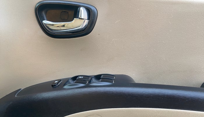 2013 Hyundai i10 MAGNA 1.1, Petrol, Manual, 49,036 km, Driver Side Door Panels Control