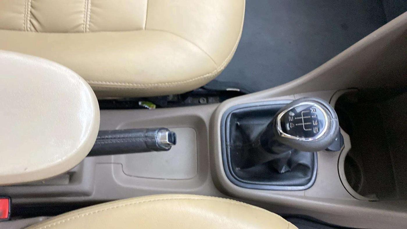 2013 Skoda Rapid ELEGANCE 1.6 TDI CR MT, Diesel, Manual, 1,21,208 km, Gear Lever