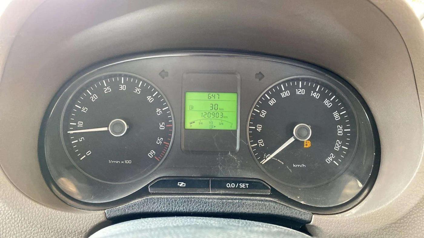 2013 Skoda Rapid ELEGANCE 1.6 TDI CR MT, Diesel, Manual, 1,21,208 km, Odometer Image
