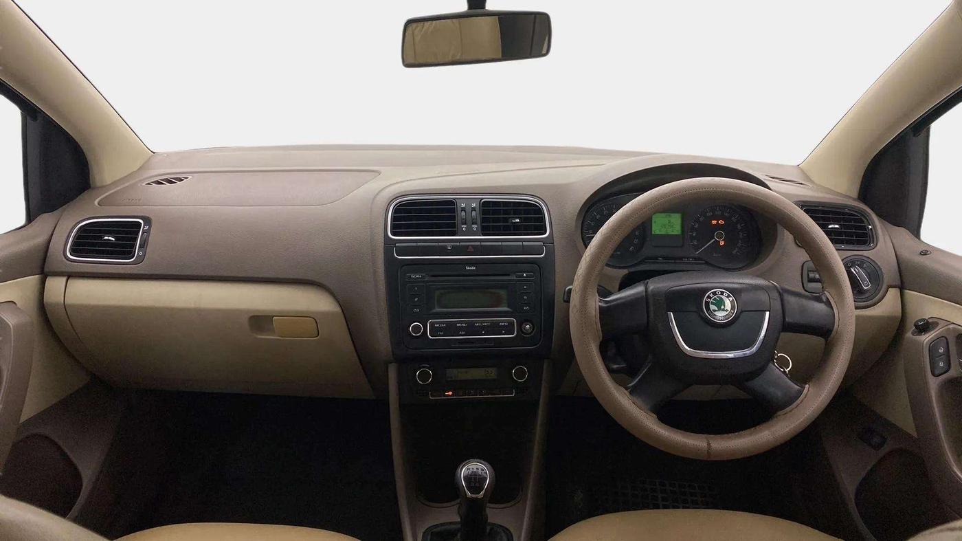 2013 Skoda Rapid ELEGANCE 1.6 TDI CR MT, Diesel, Manual, 1,21,208 km, Dashboard