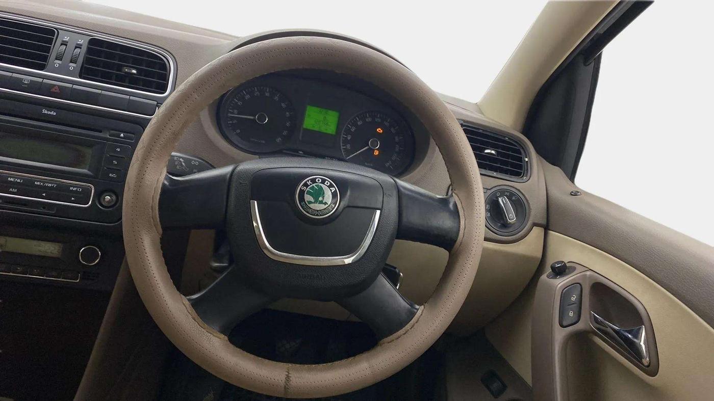 2013 Skoda Rapid ELEGANCE 1.6 TDI CR MT, Diesel, Manual, 1,21,208 km, Steering Wheel Close Up