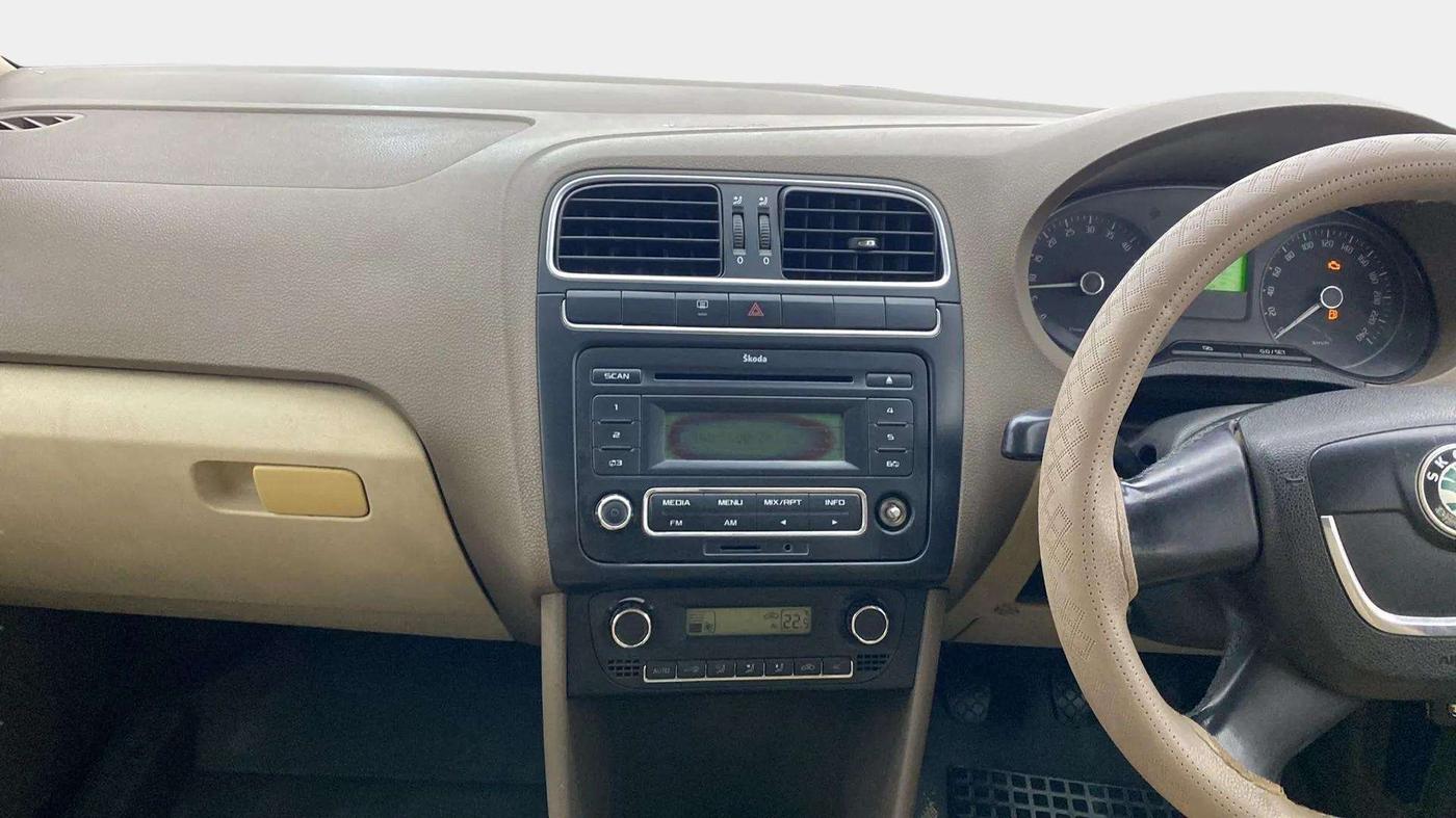 2013 Skoda Rapid ELEGANCE 1.6 TDI CR MT, Diesel, Manual, 1,21,208 km, Air Conditioner