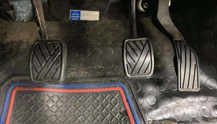 2017 Maruti Swift VXI O, Petrol, Manual, 17,898 km, Pedals