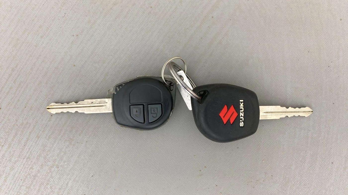 2017 Maruti Swift VXI O, Petrol, Manual, 17,898 km, Key Close Up