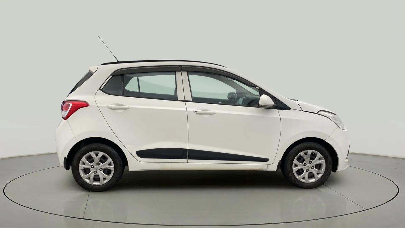 2016 Hyundai Grand i10 SPORTZ 1.2 KAPPA VTVT, Petrol, Manual, 42,365 km, Right Side View