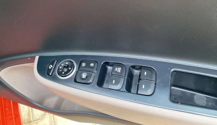 2019 Hyundai Grand i10 ASTA 1.2 KAPPA VTVT, Petrol, Manual, 30,373 km, Right front window switch / handle - Power window makes minor noise