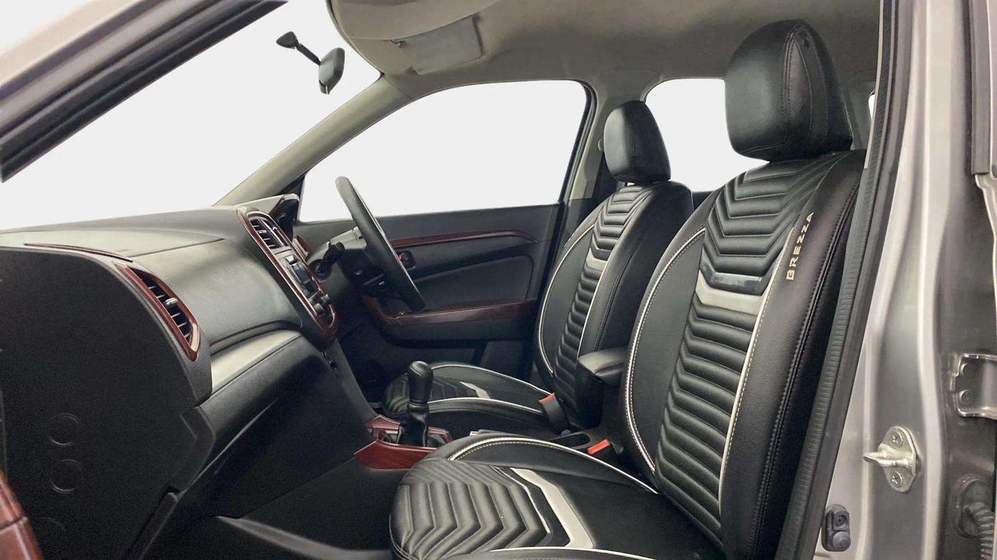2021 Maruti Vitara Brezza LXI, CNG, Manual, 45,092 km, Right Side Front Door Cabin