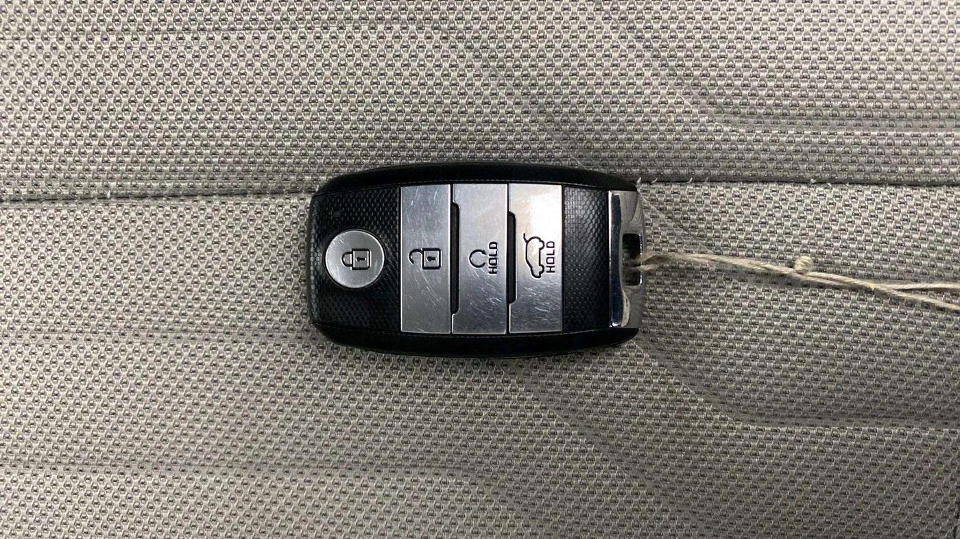 2020 KIA SONET HTX 1.0 IMT, Petrol, Manual, 16,557 km, Key Close Up