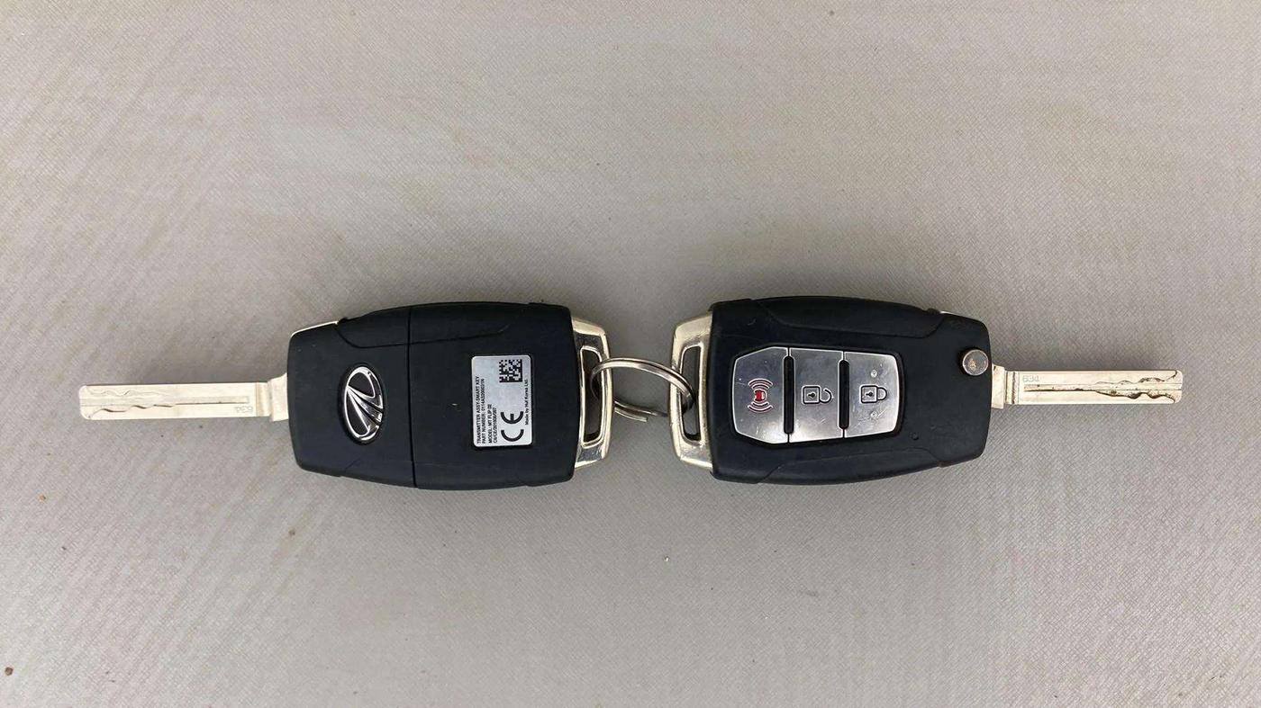 2019 Mahindra XUV300 W8 (O) 1.2 PETROL, Petrol, Manual, 94,556 km, Key Close Up