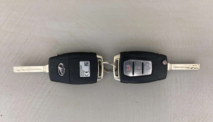 2019 Mahindra XUV300 W8 (O) 1.2 PETROL, Petrol, Manual, 94,556 km, Key Close Up