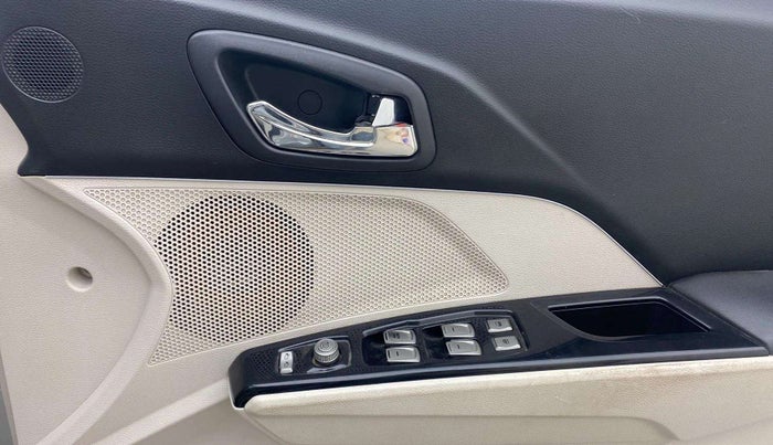 2019 Mahindra XUV300 W8 (O) 1.2 PETROL, Petrol, Manual, 94,556 km, Driver Side Door Panels Control