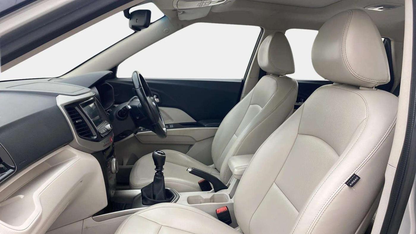 2019 Mahindra XUV300 W8 (O) 1.2 PETROL, Petrol, Manual, 94,556 km, Right Side Front Door Cabin