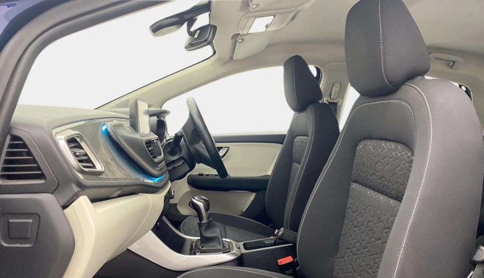 2022 Tata ALTROZ XZA, Petrol, Automatic, 15,668 km, Right Side Front Door Cabin