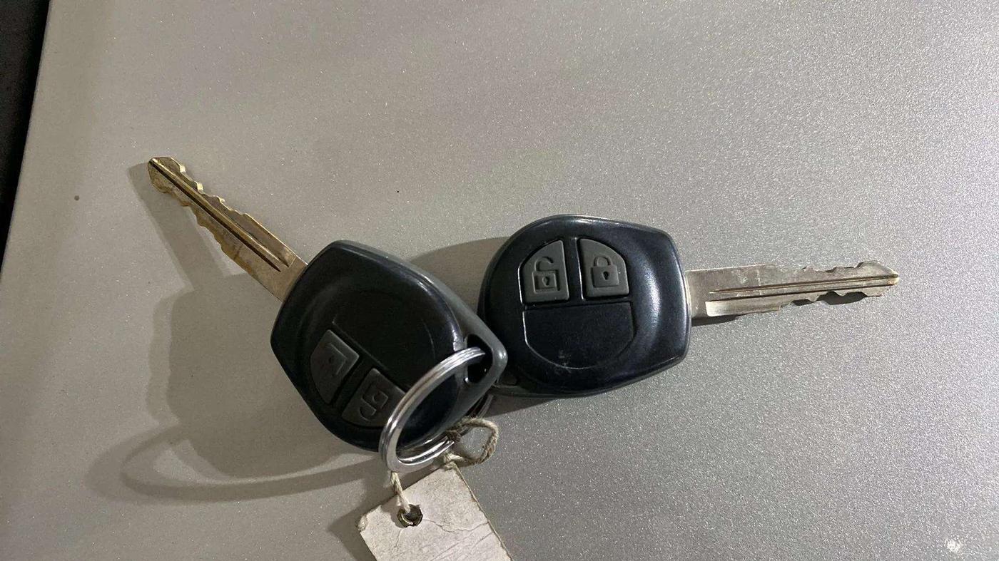 2015 Maruti Swift VXI, Petrol, Manual, 68,601 km, Key Close Up