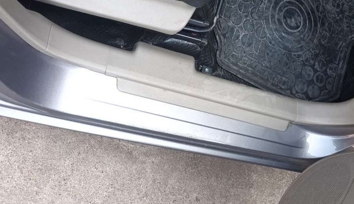 2016 Maruti Celerio VXI AMT, Petrol, Automatic, 30,552 km, Right running board - Minor scratches