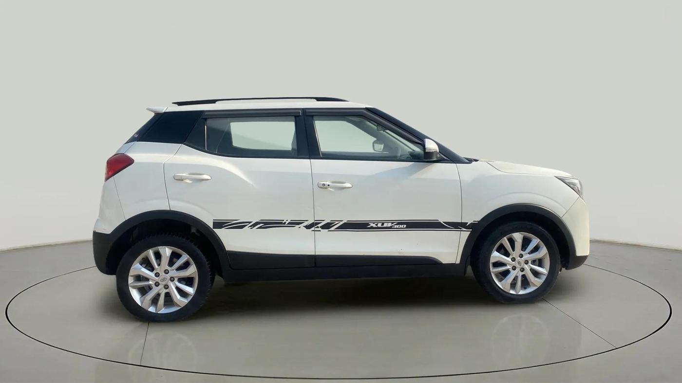 2019 Mahindra XUV300 W8 1.2 PETROL, Petrol, Manual, 76,240 km, Right Side