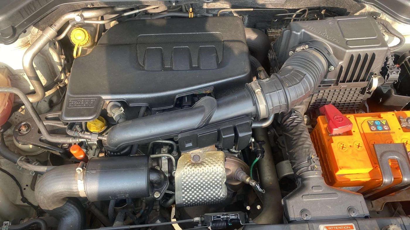 2019 Mahindra XUV300 W8 1.2 PETROL, Petrol, Manual, 76,240 km, Open Bonet