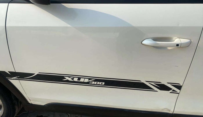 2019 Mahindra XUV300 W8 1.2 PETROL, Petrol, Manual, 76,179 km, Front passenger door - Minor scratches