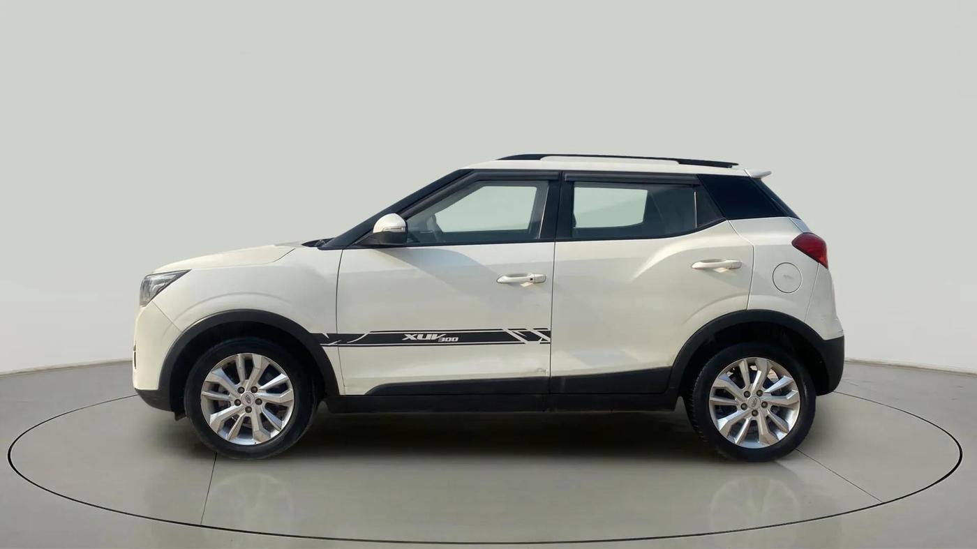 2019 Mahindra XUV300 W8 1.2 PETROL, Petrol, Manual, 76,240 km, Left Side
