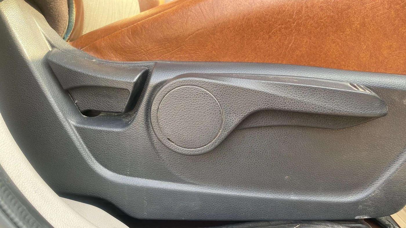 2019 Mahindra XUV300 W8 1.2 PETROL, Petrol, Manual, 76,240 km, Driver Side Adjustment Panel