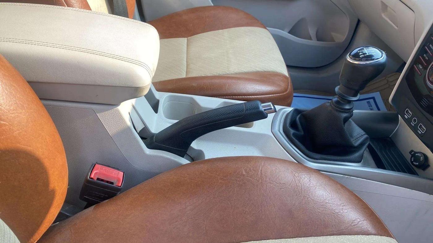 2019 Mahindra XUV300 W8 1.2 PETROL, Petrol, Manual, 76,240 km, Gear Lever