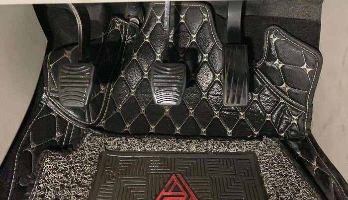 2021 Mahindra XUV300 W6 1.2 PETROL, Petrol, Manual, 20,968 km, Pedals