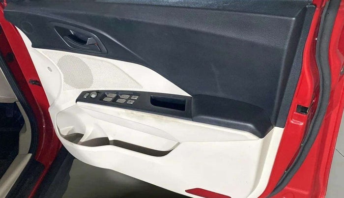 2021 Mahindra XUV300 W6 1.2 PETROL, Petrol, Manual, 20,968 km, Driver Side Door Panels Control