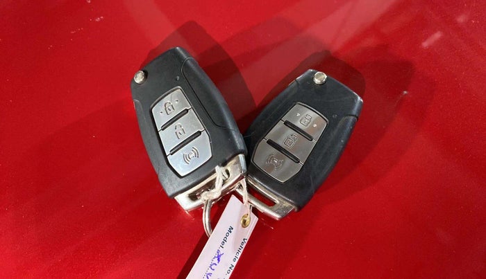 2021 Mahindra XUV300 W6 1.2 PETROL, Petrol, Manual, 20,968 km, Key Close Up