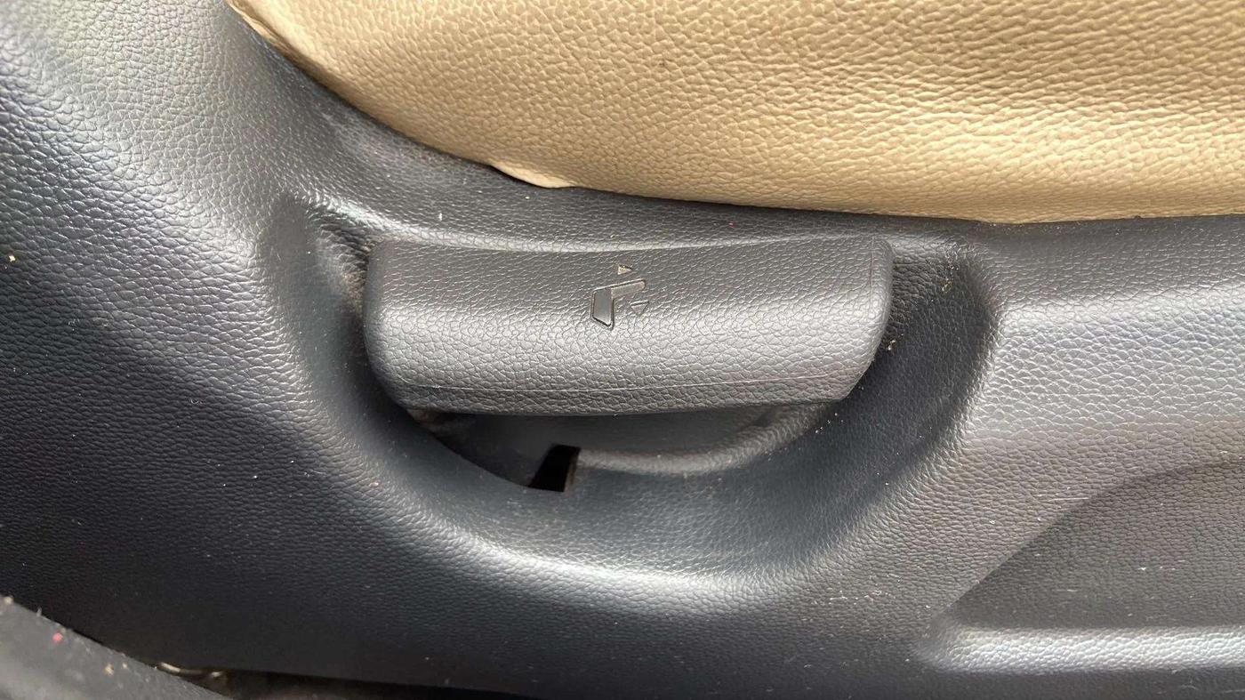 2019 Hyundai Elite i20 MAGNA PLUS 1.2, Petrol, Manual, 36,796 km, Driver Side Adjustment Panel