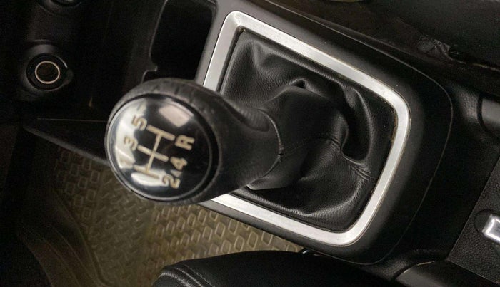 2018 Maruti Swift VXI, Petrol, Manual, 49,799 km, Gear lever - Knob has minor damage