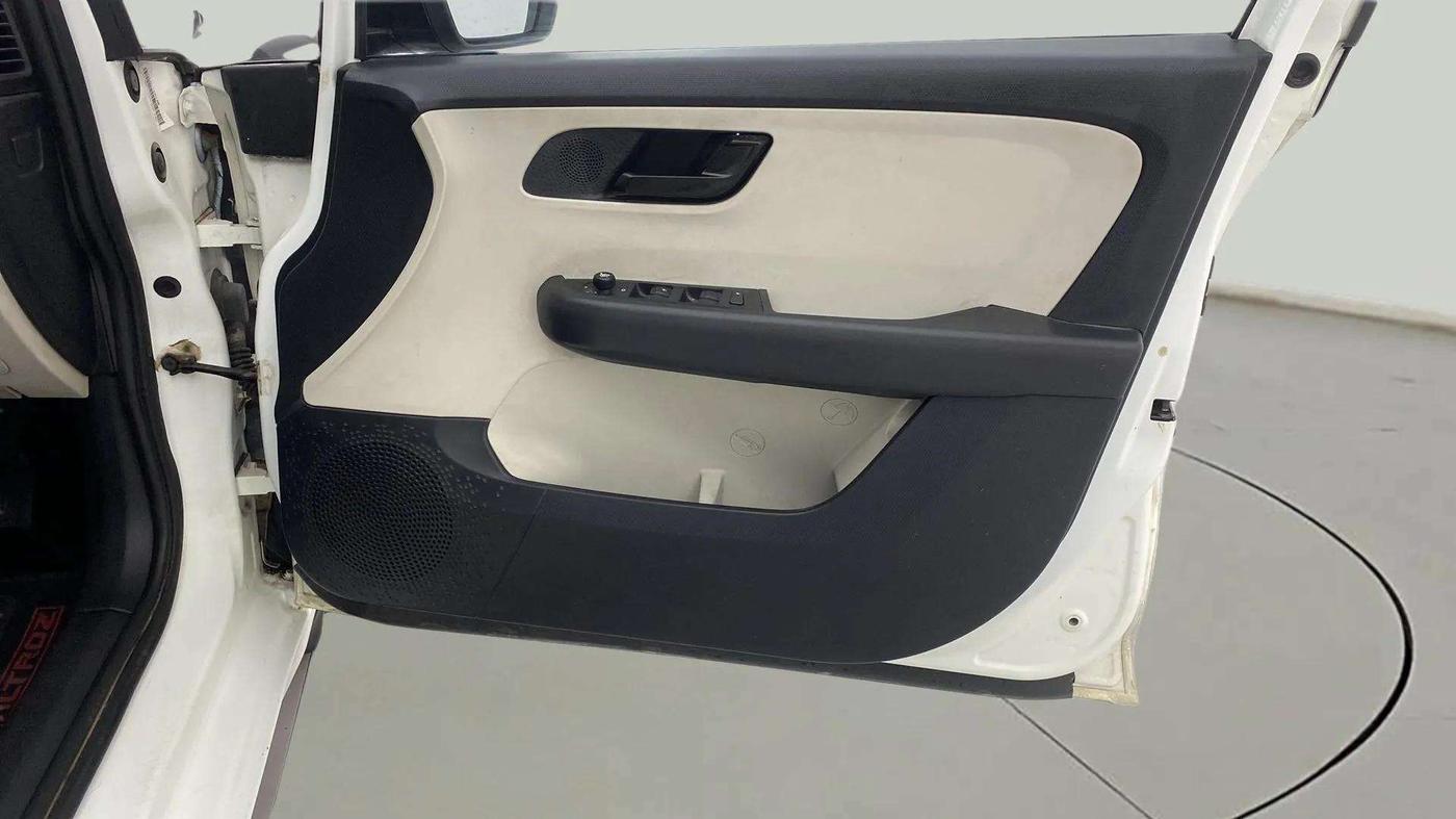2022 Tata ALTROZ XM PLUS PETROL, Petrol, Manual, 28,018 km, Driver Side Door Panels Control