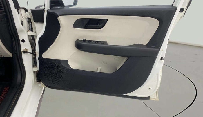 2022 Tata ALTROZ XM PLUS PETROL, Petrol, Manual, 28,018 km, Driver Side Door Panels Control